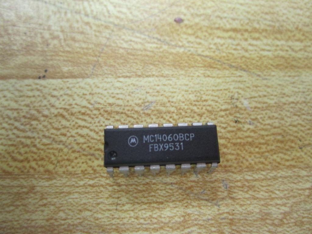 DIP16 Integrated Circuit - 1 Circuit per Device - 3.5M Hz - CMOS - 16.4k Modulus